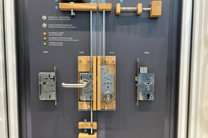  Am Stand von Assa Abloy ließen sich die Abläufe der normalerweise im Türblatt verborgenen Schließtechnik einer zweiflügeligen Vollpanik-Türe in diesem Schaukasten nachvollziehen. 