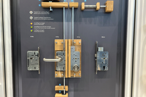  Am Stand von Assa Abloy ließen sich die Abläufe der normalerweise im Türblatt verborgenen Schließtechnik einer zweiflügeligen Vollpanik-Türe in diesem Schaukasten nachvollziehen. 