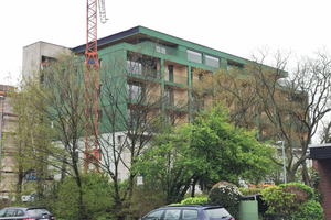  Das zweigeschossige Bestandsgebäude in der Karlsruher Stresemannstraße wurde zu einer sechsgeschossigen Wohnanlage ausgebaut. 