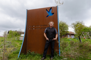  Carstens engagiert sich immer wieder für Frieden. Im Jahr 2014 hat er die Aktion Friedensnägel mit Alfred Bullermann initiiert. 