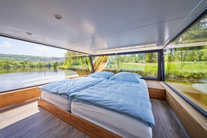  Der obere Schlafbereich ist ein besonderes Highlight des Hausbootes: Hier kann man mit einem Rundumblick in den Tag starten. 