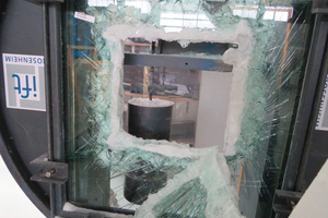   Das Brandschutzglas Pyrobel 16 bietet zudem Durchbruchhemmung bis zur Klasse P7B.  