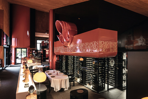  Im Gourmetrestaurant Tantris in München wird der Wein zum Blickfang: im Weinklimaraum von Metek. 