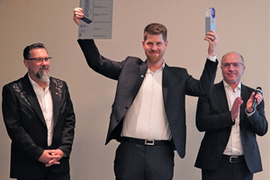  Matthias Jansch nimmt von Martin Steinhäufl (l.) und Anton Resch (r.) den Metallbaupreis entgegen. 