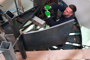  Aus ca. 150 Elementen wurde die Treppe auf der Baustelle zusammengebaut und auch geschweißt. 