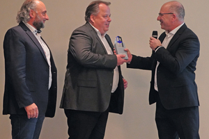  AMFT-Geschäftsführer Anton Resch übergibt den Metallbaupreis an Thomas Blacher, GF Aluminium, und Projektleiter Hugo Terschan. 