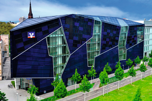  Die Volksbank in Karlsruhe ist ein Beispiel für eine Fassade, die als Kraftwerk funktioniert. 
