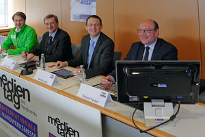  Im Jahr 2019 wurde Ingo Lederer (l.) vom BVM zur Jahrespressekonferenz auf der IHM eingeladen, damit er über die Chancen der Digitalisierung im Metallbau informiert. 