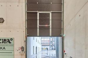  Durch das Industrie-Sektionaltor SPU F42 mit Vertikalbeschlag erfolgen die Anlieferungen für das Kulturzentrum.  