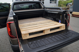  Hat der Amarok eine Doppelkabine, dann steht die zweite Europalette auf der Cargobox über. Die Klappe schließt. 