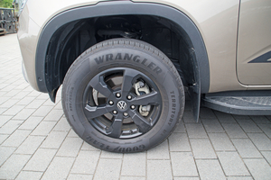  Bullige Räder gehören sich für einen geländetauglichen PickUp. 