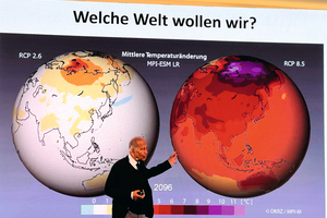  Prof. Mojib Latif fragte die Teilnehmer: „Welche Welt wollen Sie? Den linken Planten, auf dem sich dank reduzierter CO2-Emissionen auf weiten Flächen gut leben lässt oder den rechten, auf dem die Flächen für gutes Leben durch die CO2-Gase stark eingeschränkt sind.“ 