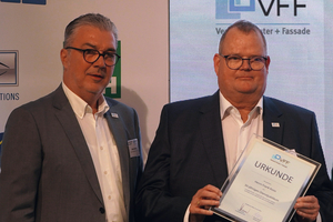  Der technische VFF-Geschäftsführer Frank Koos (r.) erhielt vom wiedergewählten Präsidenten Helmut Meet (l.) für seine Verbandstreue über 30 Jahre eine Urkunde. 