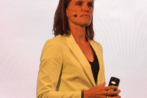  Dr. Léa Steinacker trug vor, wie etwa durch KI-gesteuerte Systeme der Energieverbrauch von Gebäuden durch Echtzeitanalysen und automatisierten Anpassungen optimiert werden kann. 