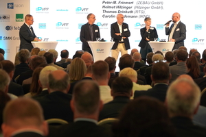  Die Pordiumsdiskussion moderierte Frank Lange; v.l.  mit Thomas Drinkuth (RTG), Peter-M.Friemert (ZEBAU), Carolin Friedemann (Initiative Klimaneutrales Deutschland) und Helmut Hilzinger. 