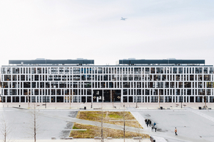  Das Büro- und Verwaltungsgebäude der Lufthansa im Gewerbegebiet Airport Garden in Raunheim ist eine Referenz für die Objektkompetenz von Noll: Die Leistungen umfassten 4.265 Quadratmeter Fenster, 83 Quadratmeter Pfosten-Riegel-Fassade, 2.918 Quadratmeter Aluminiumblechverkleidung, 26 einflügelige und drei zweiflügelige Türen, ein Ganzglaswindfang, 4.001 Quadratmeter Raffstoren sowie 490 Meter Dachrandabdeckung.  