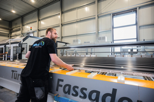  Werkstattleiter Matthias Bertram im Einsatz am neuen Alu-­Composite-Bearbeitungszentrum.  