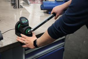  Geeignete Prüfgeräte wie die SmartCheck-Produktfamilie ermöglichen die schnelle Überprüfung von Drehmoment- bzw. Drehmoment- /Drehwinkelwerkzeugen direkt vor Ort.  