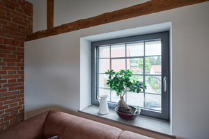  Das Fenstersystem heroal W 72 i wahrt den industriellen Charakter des Gebäudes.  