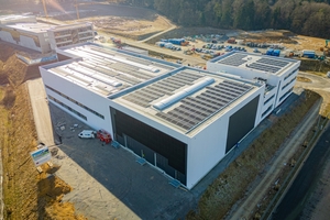  Die Solarfassade des neuen Firmengebäudes von Fenecon in Iggensbach (Bayern) erhöht durch Stromerzeugung aus Sonnenenergie die Nachhaltigkeit und Wirtschaftlichkeit. 