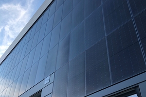  An der Solarfassade sind keine Befestigungspunkte sichtbar und die Fugen fallen minimal aus. 