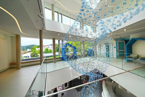  Die Kunstinstallation aus zartblauen, halbtransparenten Glaskugeln zieht sich durch alle drei Geschosse und unterstützt das offene und transparent gestaltete Konzept des Kinderklinikums Bethel.  