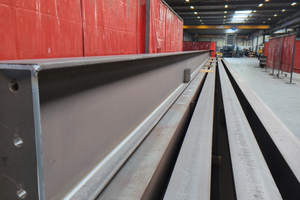  Mit der IRPS-Schweißroboteranlage können entlang der 35 m langen Linearachse auch sehr lange Bauteile bearbeitet werden. 