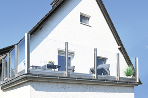  Maßgefertigte Glasgeländer mit Edelstahlpfosten. 
