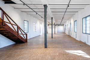  Im Altbau fungieren vorgesetzte, teils zweiflügelige Stahlfenster aus dem Sprossensystem Jansiol Arte 2.0 als thermischer Gebäudeabschluss. 