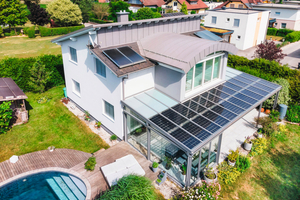  Auf dem Dach des Sommergartens produzieren die Solarmodule nicht nur Strom, sondern übernehmen auch die Beschattung. 