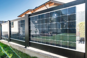  Die Solarmodule im Zaun können von beiden Seiten Sonnenenergie aufnehmen und in Strom umwandeln. 