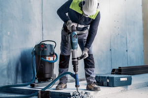  Bei Abbrucharbeiten kann ein Expert SDS Clean Set für RTec-Spitz- oder Flachmeißel genutzt werden. Der Staubsauger lässt sich via Bluetooth mit dem Akku-Gerät verbinden. 