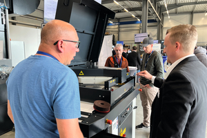  Wolfgang Auer (l.) hat sich bei den Technologie-Tagen von MicroStep zum Kauf einer Schleifmaschine informiert. „Entgraten mit dem Winkelschleifer ist nicht mehr zeitgemäß“, sagt der Metallbauer. 