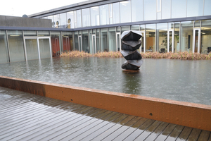  Nach nur drei Jahren war der Cortenstahl an der Umrandung des Wasserbeckens beschädigt, obwohl dieser als wetterfest gilt. 