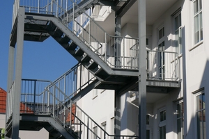  Für das Ärztehaus in Königs Wusterhausen im Zentrum der Stadt hat Metallbau Kalz eine verzinkte Feuerschutztreppe mit einem klassischem Rundstahlgeländer gebaut. 