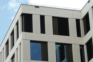  Der Wechsel von opaken Elementen und großformatigen Gläsern charakterisiert die Fassade der Klinik. 