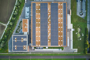  Die PV-Anlage auf dem Dach generiert den nötigen Strom für die Produktionshalle. 