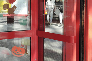  Karusselltüren stoppen in der Regel unmittelbar, wenn das rotierende Türblatt berührt wird. 