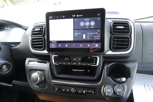  Übersichtlich strukturiert: der Touchscreen für Navigation, Medien und Lüftung. 