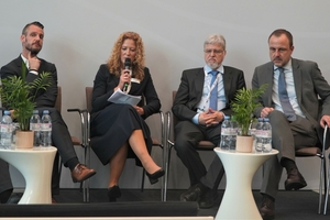  Die Sälzer Geschäftsführerin Doreen Krob mit Sicherheitsexperten im Gespräch - von l.: Andreas Schmidt, Prof. Dr.-Ing. Alexander Stolz, Michael Müller, Prof. Peter R. Neumann und Philipp Wagner. 