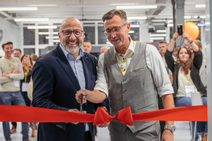  Andreas Kraler, geschäftsführender Gesellschafter der Hella Gruppe, und Ingo Gaiser, Vertriebs-GF Deutschland, eröffnen den Campus. 
