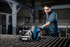  Der TruTool TSC 200 kann auch harte Schlacke von Laseranlagen entfernen. 