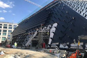  Die Stahlstruktur, an der Stahlpflanzentröge horizontal in der Fassade verankert sind, ist alle zwei Meter von massiven Stahlträgern gestützt. 