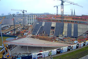  Neben dem Kö-Bogen II neigt sich das begehbare Dach eines Food-Courts (Dreiecksgebäude) schräg dem Gebäude zu; es wurde ebenfalls begrünt. 