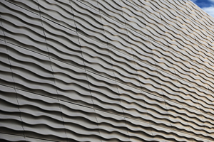  Die Freiform-Fassade aus wellenförmig geprägten Lochblechen mit Zink-Magnesium ist besonders in hochkorrosiven Umgebungen widerstandsfähig. 
