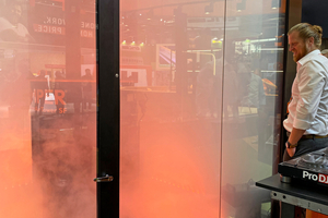  Damit der CleanAirTower SF 9000 m³/h seine Absaugleistung auf der Messe zeigen konnte, wurde die Glaskabine zunächst vernebelt. 