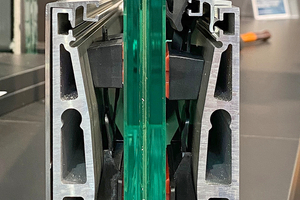  Das Profil PV-Ready aus der VetroMount Serie für Glasgeländer mit PV-Modulen bietet Platz, um die Kabel zu integrieren. 