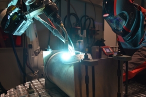 Der additive Aufbau des Rohrabzweigs mit Schweißlagen wird im Schweißlabor Fronius International in Thalheim (AT) getestet. 