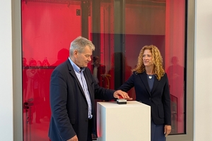  Vor dem Fenster zur Hochdruckkammer eröffnete Sälzer Geschäftsführerin Doreen Krob mit Oberbürgermeister Dr. Thomas Spieß das Testzentrum. 
