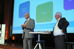  Prof. Christian Niemöller und Prof. Dr.-Ing. Winfried Heusler diskutieren technische und rechtliche Aspekte zum Thema Bauen im Bestand. 